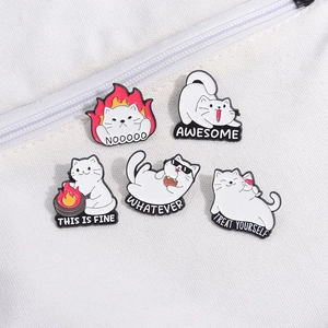 Set mit fünf niedlichen weißen Katzen-Emaille-Pins mit einzigartigen Formen und Slogans