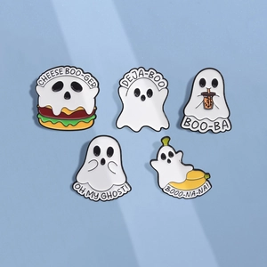 Set de 5 bonitos pines de esmalte de fantasmas animados con temas de comida sobre azul