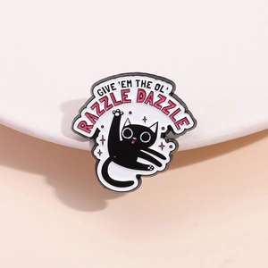 Broche en émail chat noir rigolo avec texte Razzle Dazzle sur fond rose pastel doux