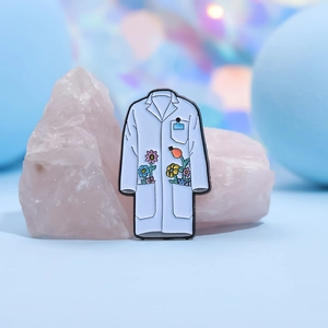 Kreative Arztkittel-Emaille-Brosche mit bunten Blumen auf rosa Steinfundament