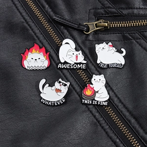 Gros plan détaillé de pin's chat en émail avec diverses expressions sur une veste en cuir
