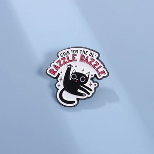 Broche en émail chat noir de dessin animé exquis avec texte sur fond bleu clair