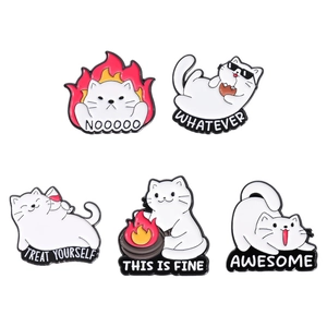 Fünfteiliges Set Emaille-Pins mit weißen Comic-Katzen und lustigen Sprüchen