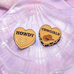 Westliches Cowboy-Emaille-Pin-Set in Herzform mit Howdy- und Cowgirls-Schriftzug