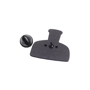 Detailansicht der schwarzen Metallpin-Rückseite und Gummikupplung für Katzenbrosche