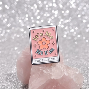 Épinglette en émail Tarot rose avec motif floral et paroles sur fond cristal