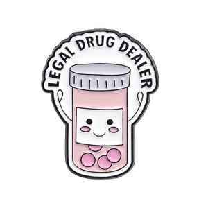 Divertente spilla smaltata a forma di flacone di pillole rosa con scritta Legal Drug Dealer