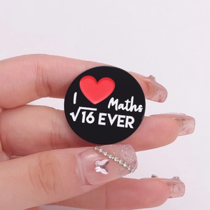 Runde schwarze Emaille-Brosche mit rotem Herz und I Love Maths mathematischer Formel