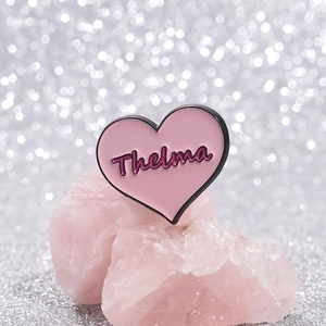 Broche cœur rose en émail avec lettrage Thelma violet sur fond scintillant