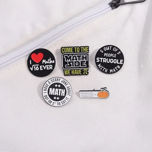 5er-Set lustige Mathe-Emaille-Pins mit geometrischen Formeln auf weißer Segeltuchtasche