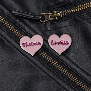 Ensemble de broches en émail Thelma et Louise en forme de cœur rose sur cuir