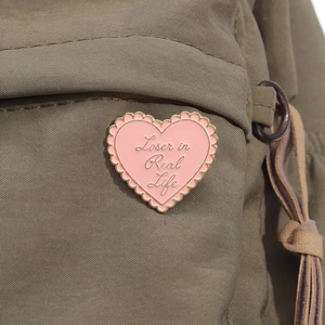 Broche cœur rose en émail avec texte Loser in Real Life sur tissu vert militaire