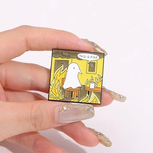 Spilla smaltata cartoon con meme ghost This Is Fine su distintivo in metallo giallo