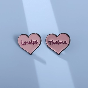Broche en Émail Coeur Rose Thelma Louise Lettre Alliage Pour Vestes En Jean Sacs À Dos Badge Décoratif Rétro Bijoux