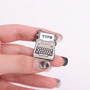 Broche en émail créative en forme de machine à écrire avec texte TTPD et fleurs