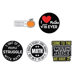 Set mit 5 lustigen mathematischen Emaille-Pins mit Mathe-Wortspielen auf weißem Hintergrund