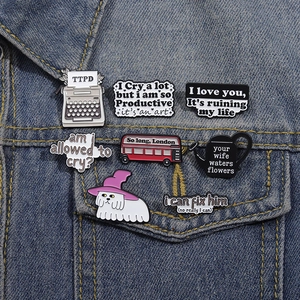 Lot de 8 épinglettes en émail avec slogans créatifs sur fond de veste en jean