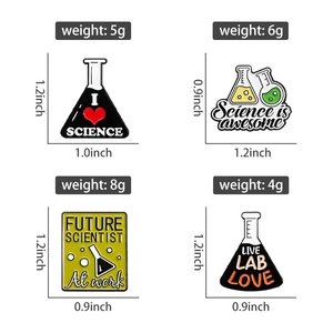 Dettaglio delle spille scientifiche con beute di Erlenmeyer e testo Science is Awesome