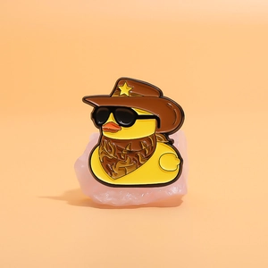Niedliche gelbe Enten-Emaille-Anstecknadel mit Cowboyhut und Sonnenbrille auf Orange