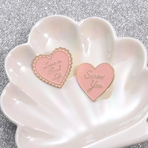 Lot de deux pins en émail rose en forme de cœur avec textes Loser in Real Life et Screw You