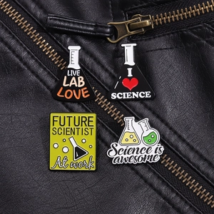 Set di spille smaltate scientifiche su giacca di pelle con motivi di fiaschi da laboratorio