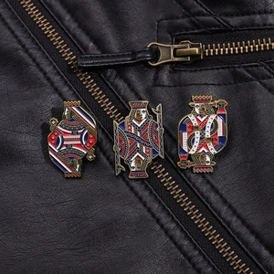 Detalle de tres pines de esmalte de personajes de póker en una chaqueta de cuero negro