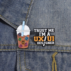 Broche créative en émail tasse de thé au lait et badge designer UX UI sur jean