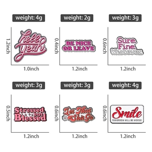 Détails de broches en émail rose avec citations motivantes en disposition matrice 2x3