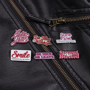Gros plan de pin's roses en émail sur un blouson en cuir noir pour un style créatif