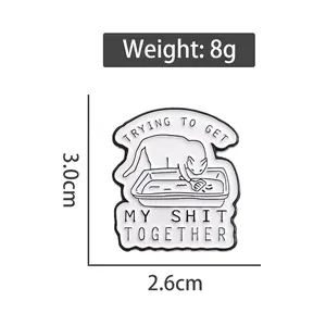 Pin's chat en émail minimaliste Trying To Get My Shit Together, taille de 2,6x3 cm