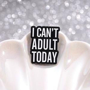Spilla creativa in smalto nero con scritta I CAN'T ADULT TODAY su piatto decorativo