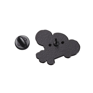 Dettaglio del retro della spilla in metallo nero opaco con perno e chiusura in gomma
