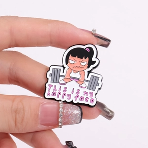 Broche de esmalte de niña haciendo pesas con el texto irónico This is my happy face