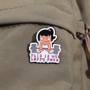 Pin esmaltado de niña levantando pesas en bolso de lona oliva con frase This is my happy face