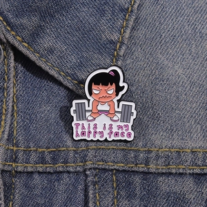 Divertido broche de esmalte de chica levantando pesas con eslogan en chaqueta vaquera azul