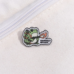 Insigne en émail de grenouille rigolote avec texte sur un sac en toile blanche