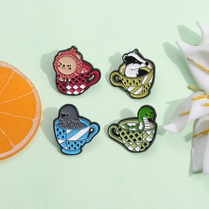 Lot de pins émaillés avec animaux dans des tasses : lion, blaireau, corbeau et serpent