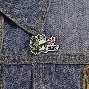 Pin's en émail grenouille de dessin animé avec texte meme sur veste en jean