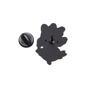 Vue arrière du pin's en métal noir mat avec fermoir papillon en caoutchouc noir
