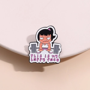 Detalle del pin esmaltado de niña levantando pesas con texto This is my happy face
