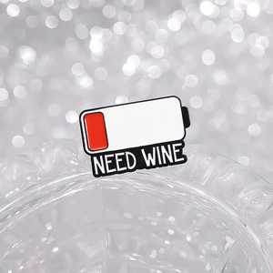 Épingle émaillée créative avec icône de batterie faible et texte NEED WINE sur verre