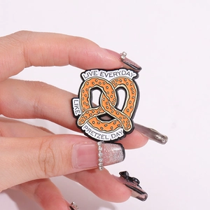Broche en émail en forme de pretzel avec slogan 'Live Everyday Like Pretzel Day' sur rose