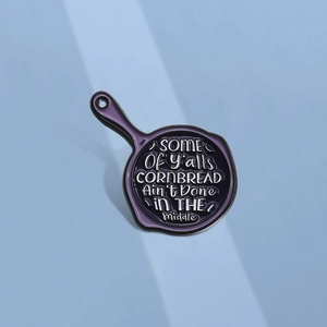 Broche Humoristique en Émail Forme de Poêle Alliage Violet Noir Épinglette avec Citation Amusante pour Vêtements Sac Bijoux Unisexe