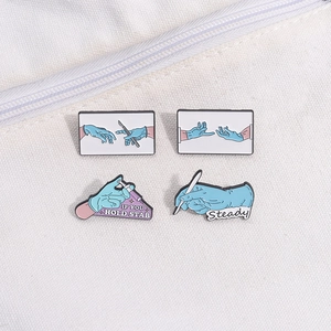 Set de broches médicales avec gants bleus et bistouri sur un sac en toile blanche