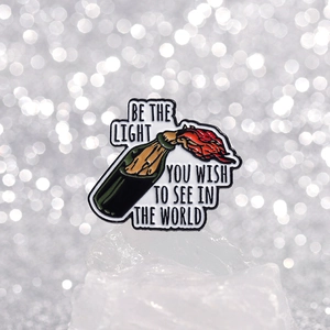 Emaille-Pin mit brennender Flasche und inspirierendem Spruch 'Be the light'