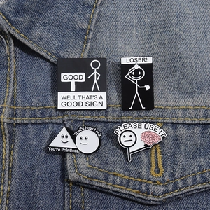Emaille-Pins-Set mit Strichmännchen und englischen Zitaten auf einer Jeansjacke