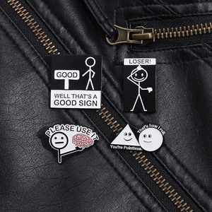 Detail von minimalistischen Emaille-Anstecknadeln auf einer schwarzen Lederjacke