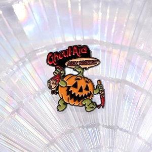 Spilla in smalto zucca di Halloween con testo Ghoul Aid su sfondo perlato lucido