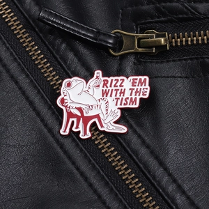 Détail du pin's grenouille avec texte humoristique sur une veste en cuir noir