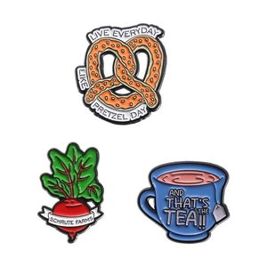 Set de trois épinglettes en émail avec Pretzel Day, Schrute Farms et citations